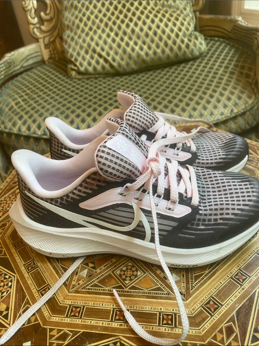 Nike Kids Sneakers in Black and Light Pink